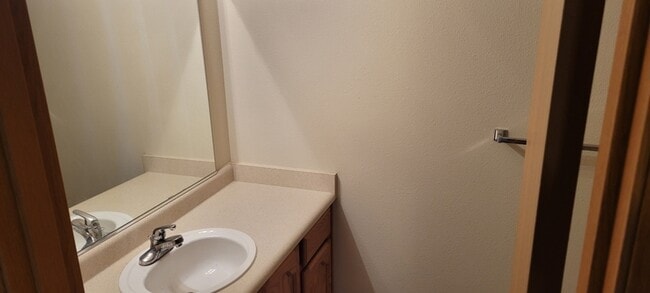 Building Photo - 228 SW Westholm Ave