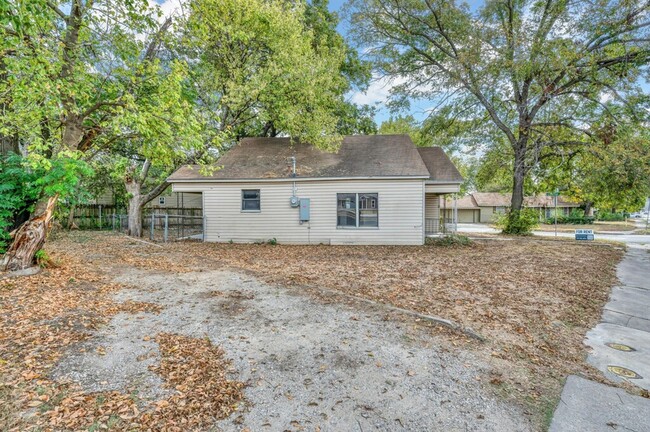 Building Photo - Newly remodeled 2 bedroom / 1 bath house!