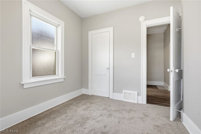 Building Photo - 975 Corwin Ave