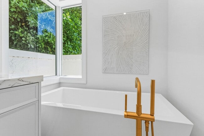 Building Photo - 735 NE 6th St