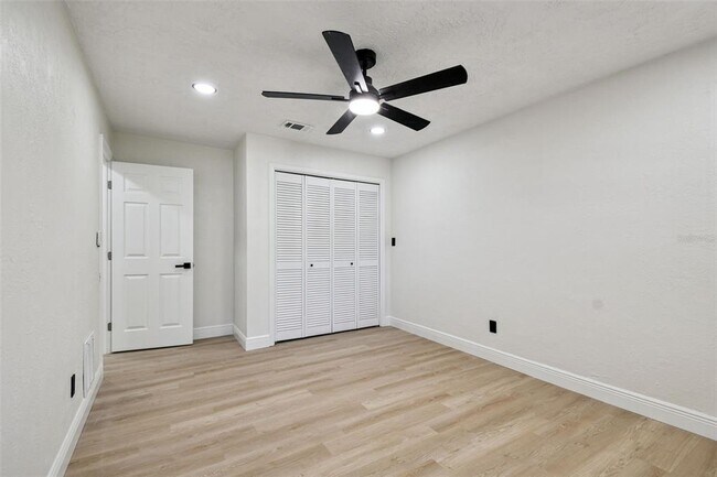 Building Photo - 970 Rolling Hills Dr