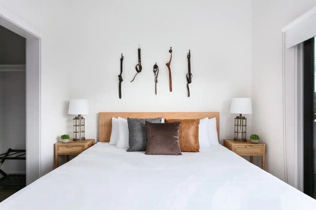 Building Photo - 738 Douglas Ave