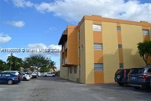 Building Photo - 525 W 69th St