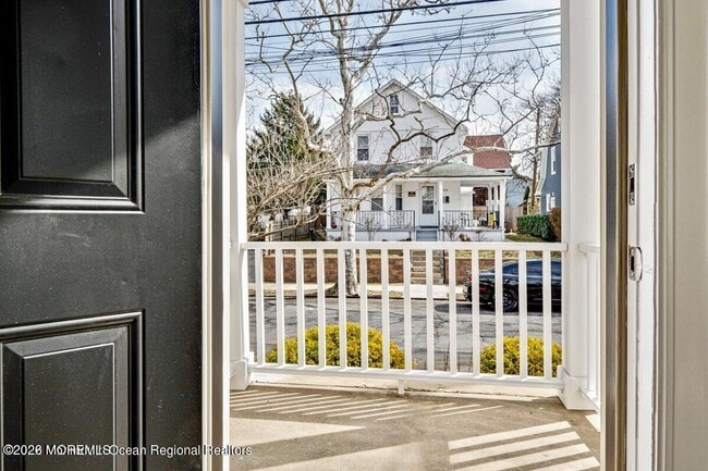 Building Photo - 907 Bond St