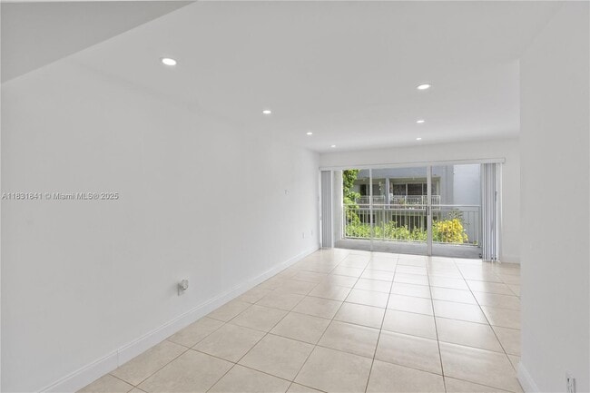 Building Photo - 9373 Fontainebleau Blvd