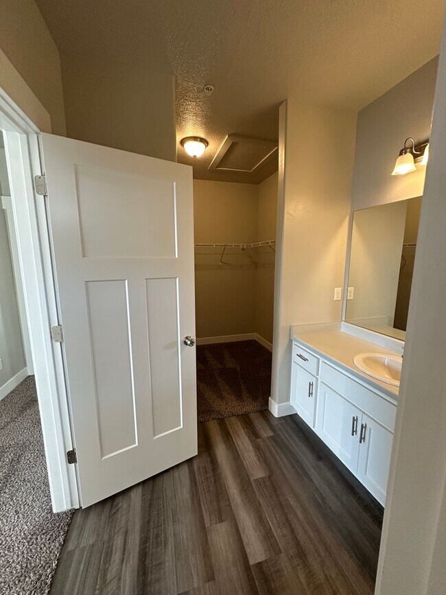 Building Photo - Bright and Modern 3 Bed Condo in Prime Location with Pool & Clubhouse!!