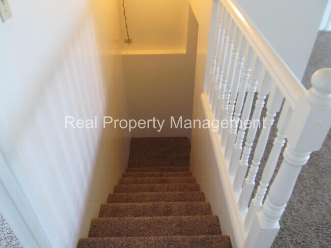Building Photo - A 4 Bed, 2 Bath House, Available in Novemb...