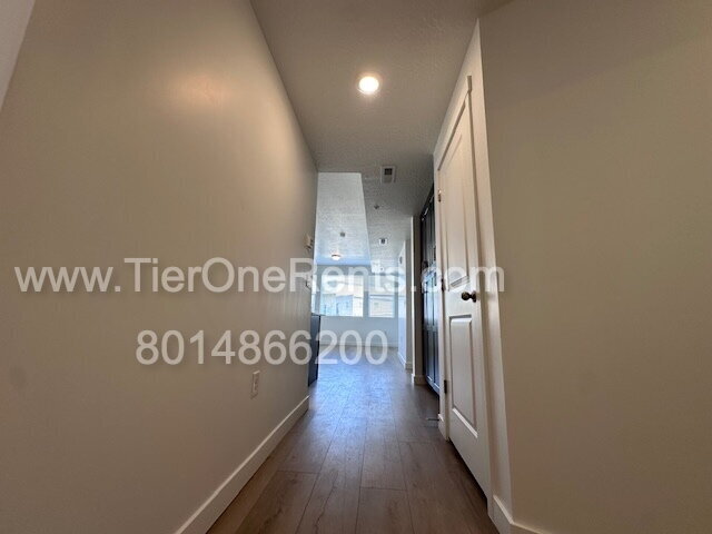 Building Photo - Move-in special:  First month's rent free!