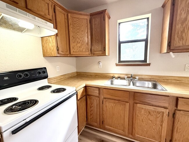 Building Photo - 818 Roff St