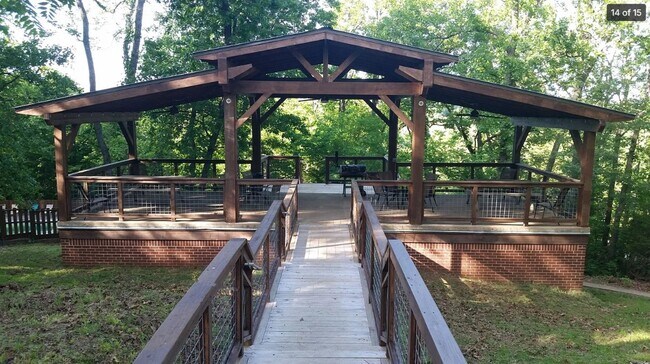 Building Photo - Updated 2 Bed 2 Bath Townhome located in East Fayetteville. Pool access included!