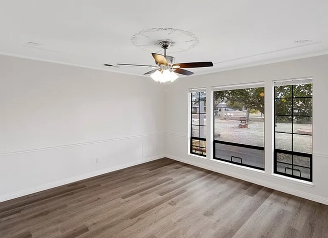 Building Photo - Spacious living, large yard, off street parking.  Available 11/5 Move In