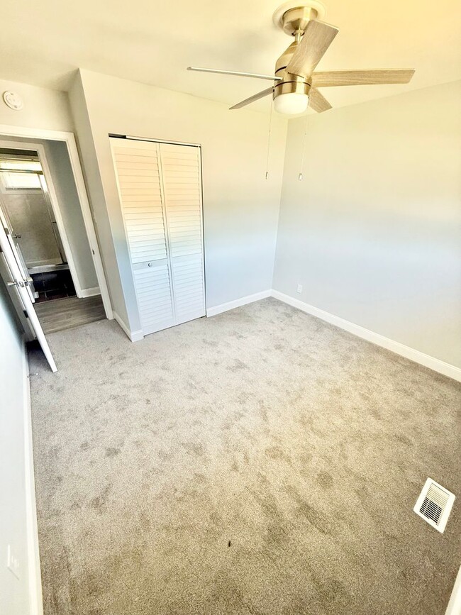 Building Photo - ***3 Bed Ranch with off-street parking and...
