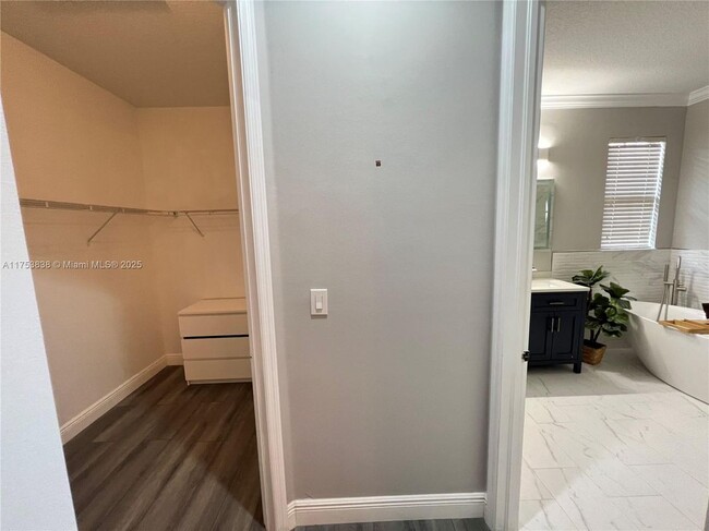 Building Photo - 8342 NW 39th Ct
