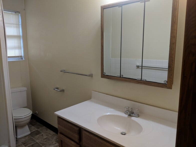 Building Photo - 708 W 12th St