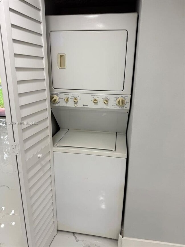 Building Photo - 9937 Nob Hill Pl