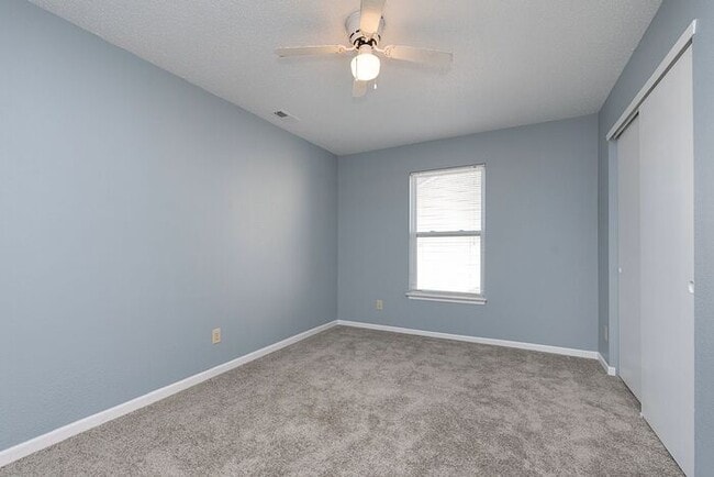 Building Photo - Large 4 Bedroom in Fishers!