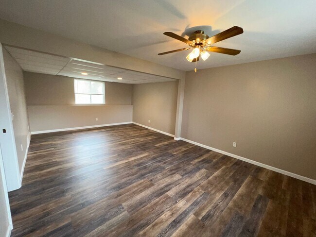 Building Photo - Spacious Split-Level Retreat Just Minutes ...