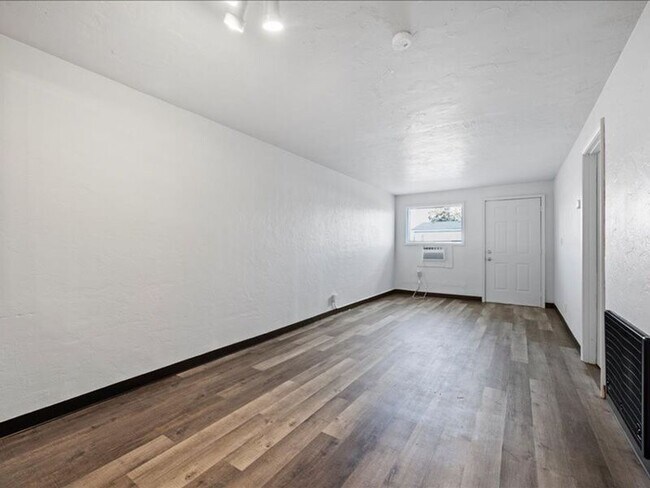 Building Photo - 928 W Ruby St