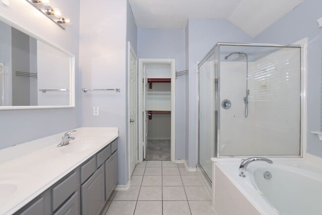 Building Photo - 7 N Regan Mead Cir