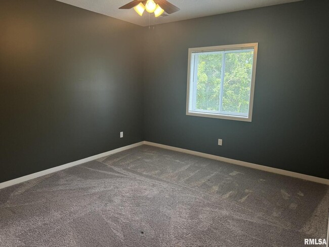 Building Photo - 18 Elmwood Dr