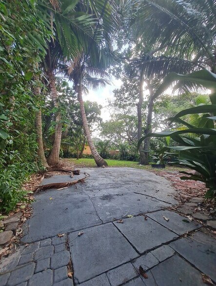 Building Photo - 902 NE 40th St