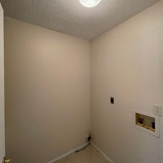 Building Photo - 504 Lake Dexter Blvd