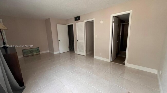 Building Photo - 2 bedroom in Hallandale FL 33009