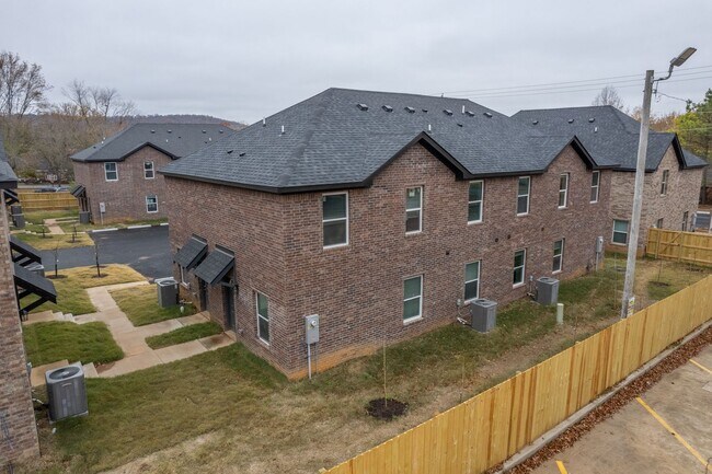 Building Photo - 1346 N Porter Rd