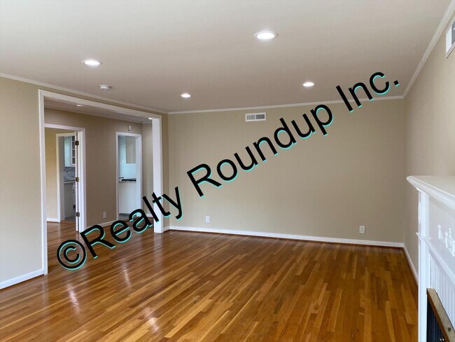 Building Photo - Beautiful Lincoln Village Home