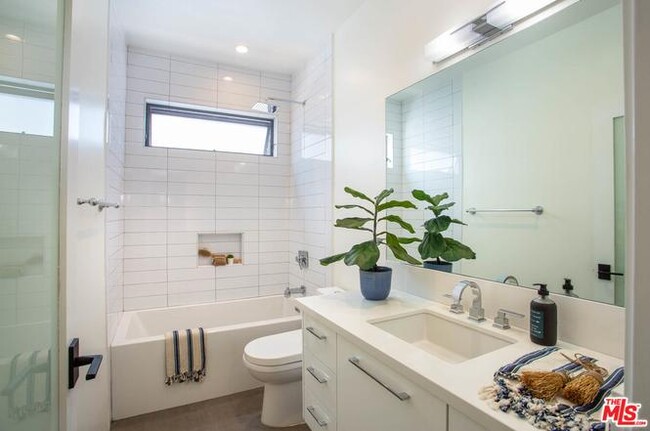 Building Photo - 3756 Brilliant Dr