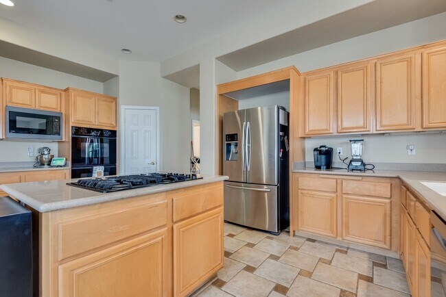 Building Photo - Luxurious, Entertainers Dream 4 Bedroom Home