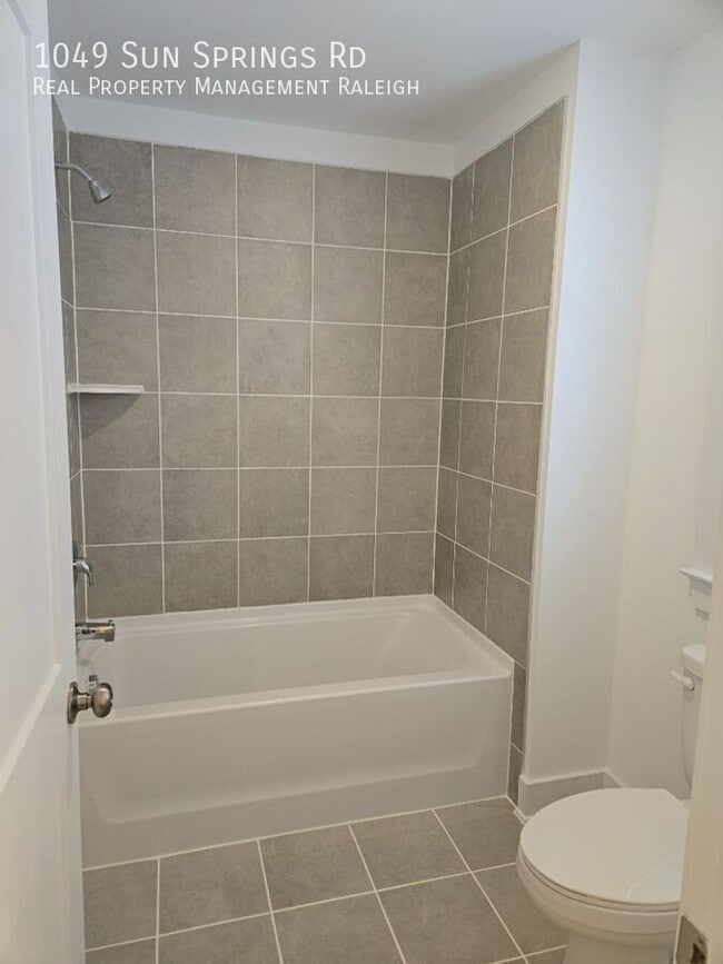 Building Photo - 1049 Sun Spgs Rd