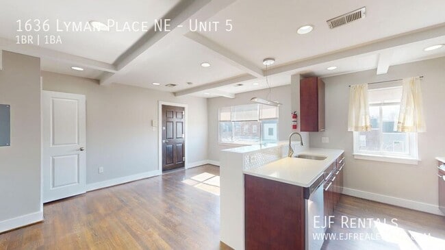 Building Photo - Updated One Bedroom W/Stainless Steel Appl...