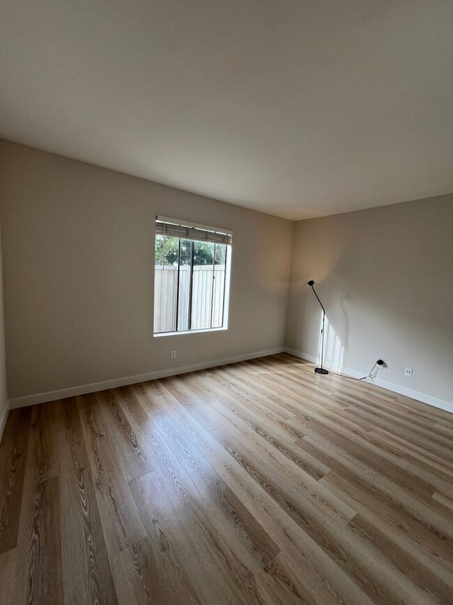 Building Photo - Irvine 2 bedroom with Upgrades