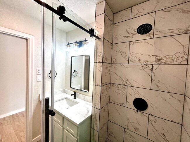 Building Photo - 1005 W MLK #A