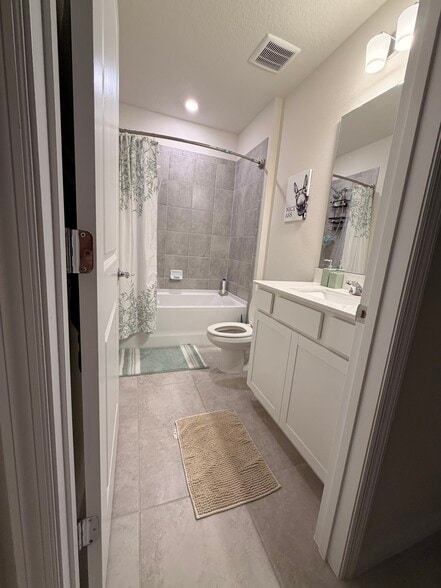Full bath - 3438 Orange Rose Loop