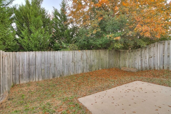 Building Photo - 3 Bedroom 2 Bath Townhouse With Garage