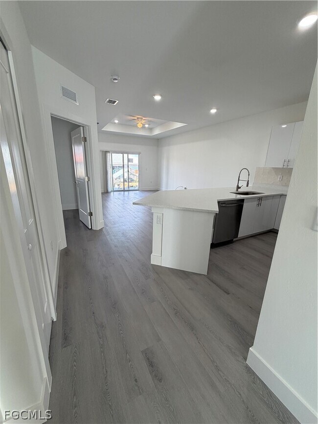 Building Photo - 721 Ivan Ave S