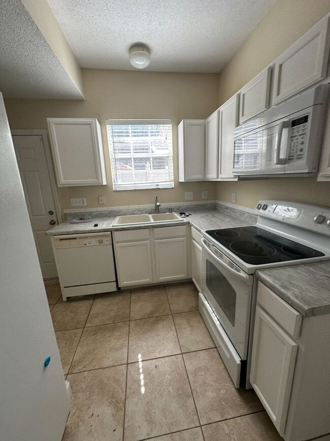Building Photo - Avalon Park Townhouse