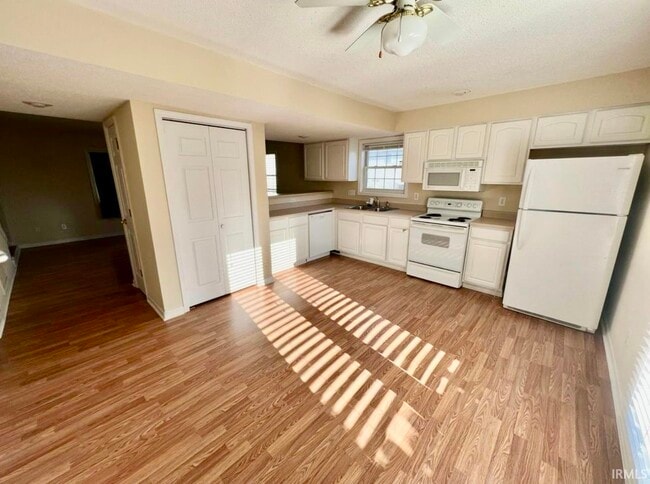 Building Photo - 3410 S Oaklawn Cir