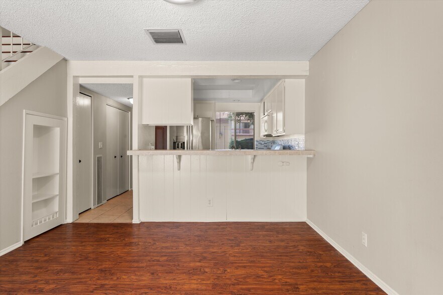 Building Photo - 5720 Owensmouth Ave