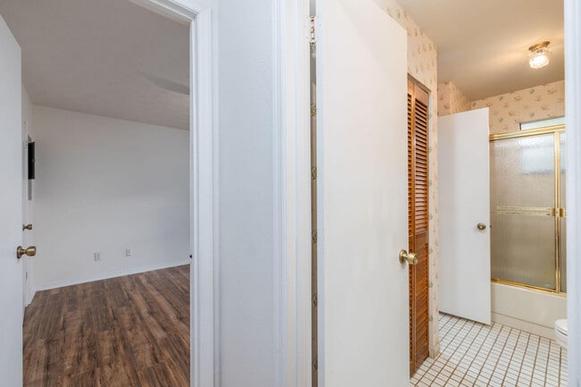 Building Photo - 662 NW Cardinal Dr