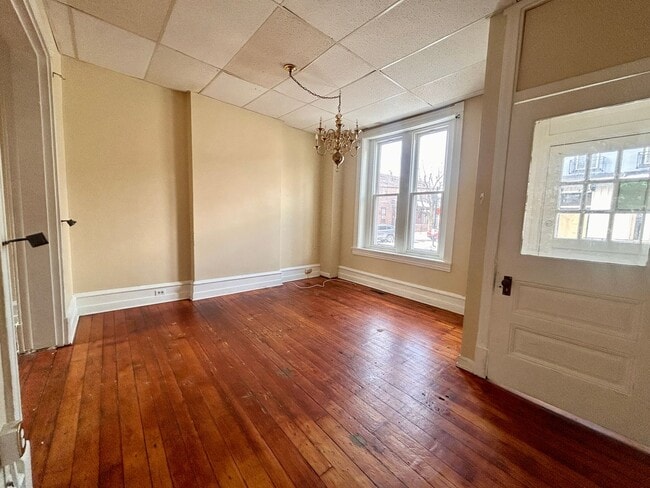 Building Photo - 560 Manor St