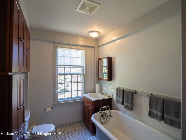 Building Photo - 2704 NY-9H