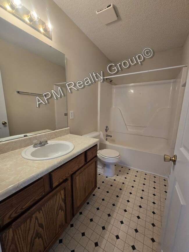 Building Photo - Spacious three bedroom home in the Northeast