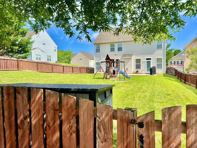 Building Photo - SPACIOUS 3 BEDROOMS!