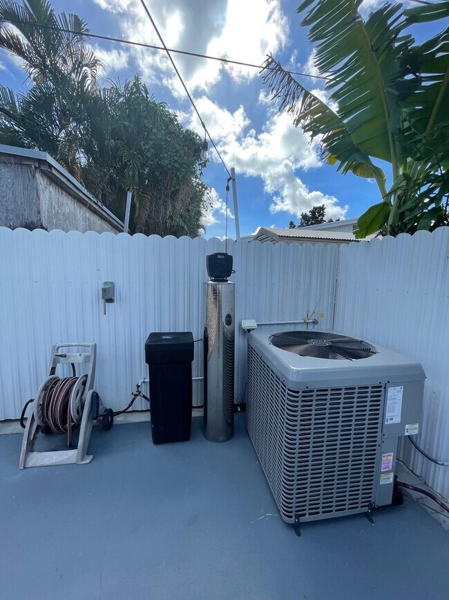 Building Photo - 584 Vossler Ave