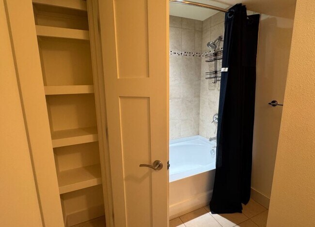 Building Photo - End Unit, 3 Bed, 2.5 Bath PLUS Bonus Room, Anacortes