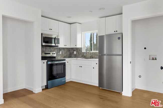 Building Photo - 15840 Chatsworth St