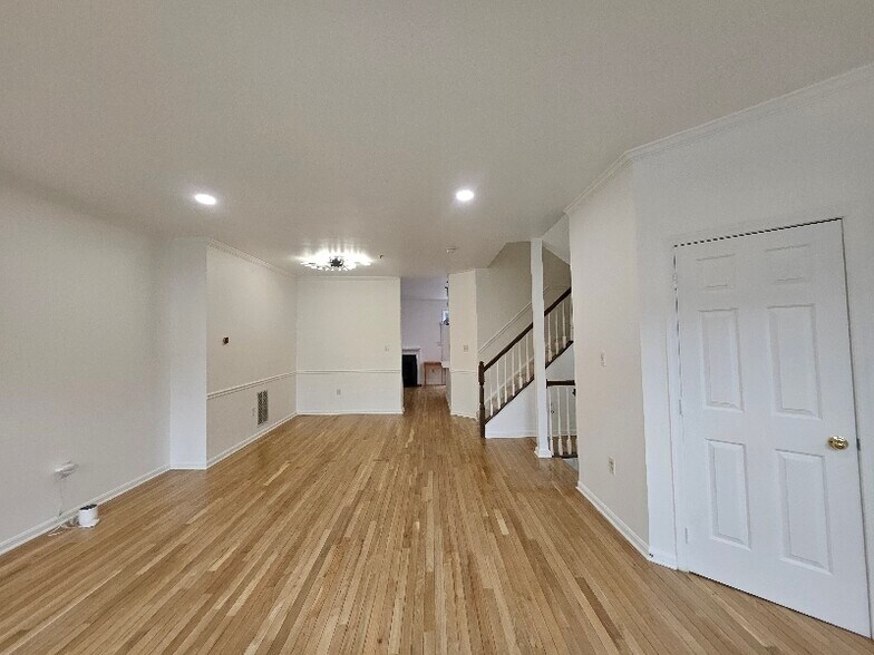 Building Photo - 113 Longpoint Way